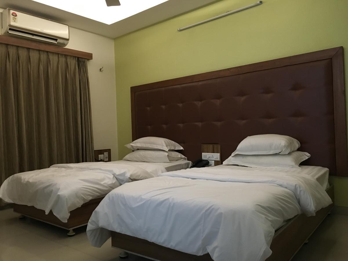 Hotel Executive Σουράτ Εξωτερικό φωτογραφία