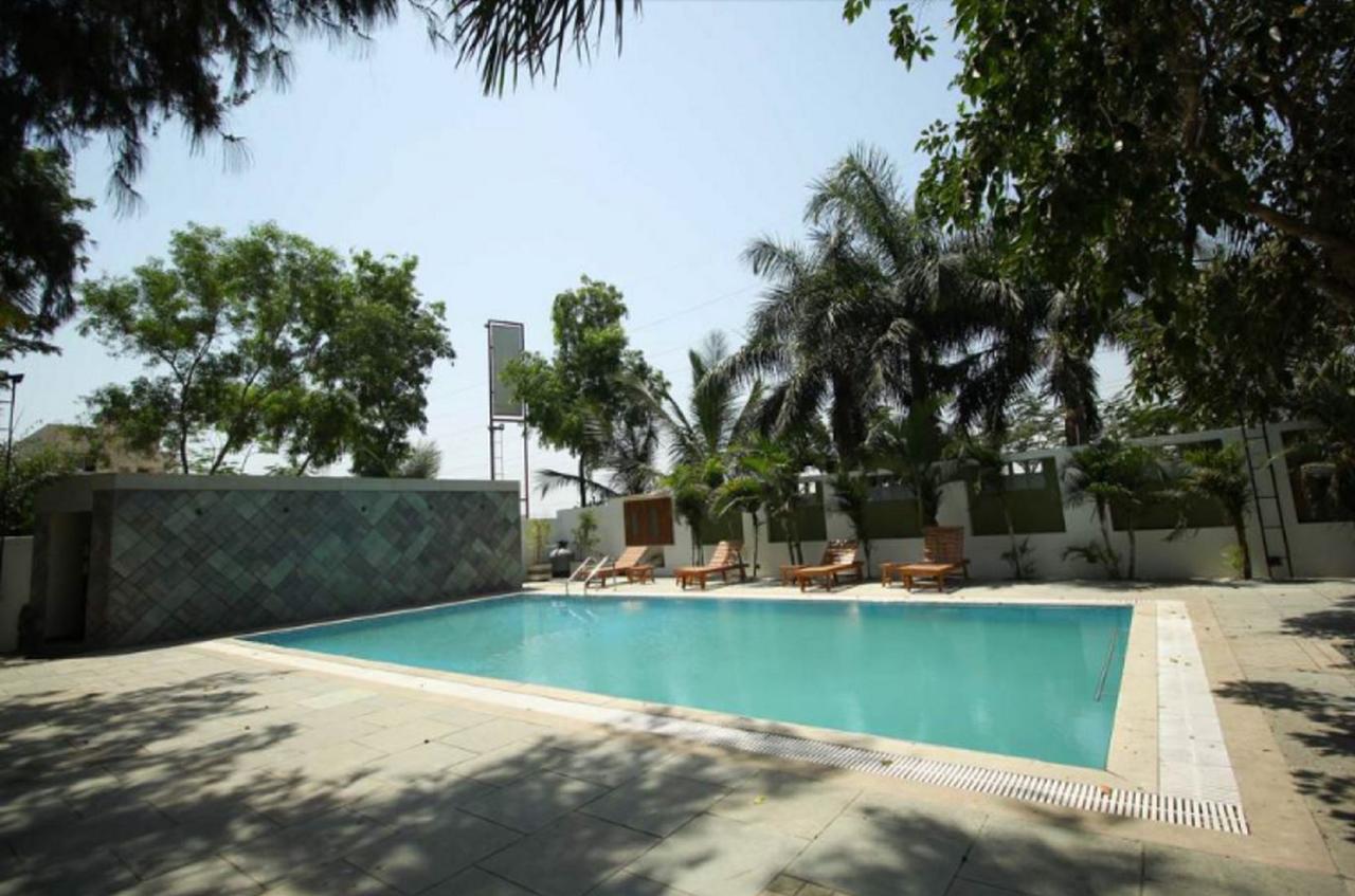 Hotel Executive Σουράτ Εξωτερικό φωτογραφία