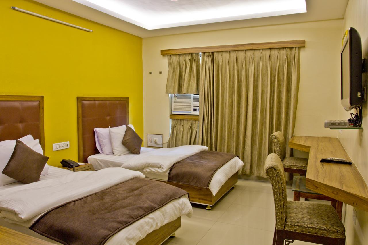 Hotel Executive Σουράτ Εξωτερικό φωτογραφία